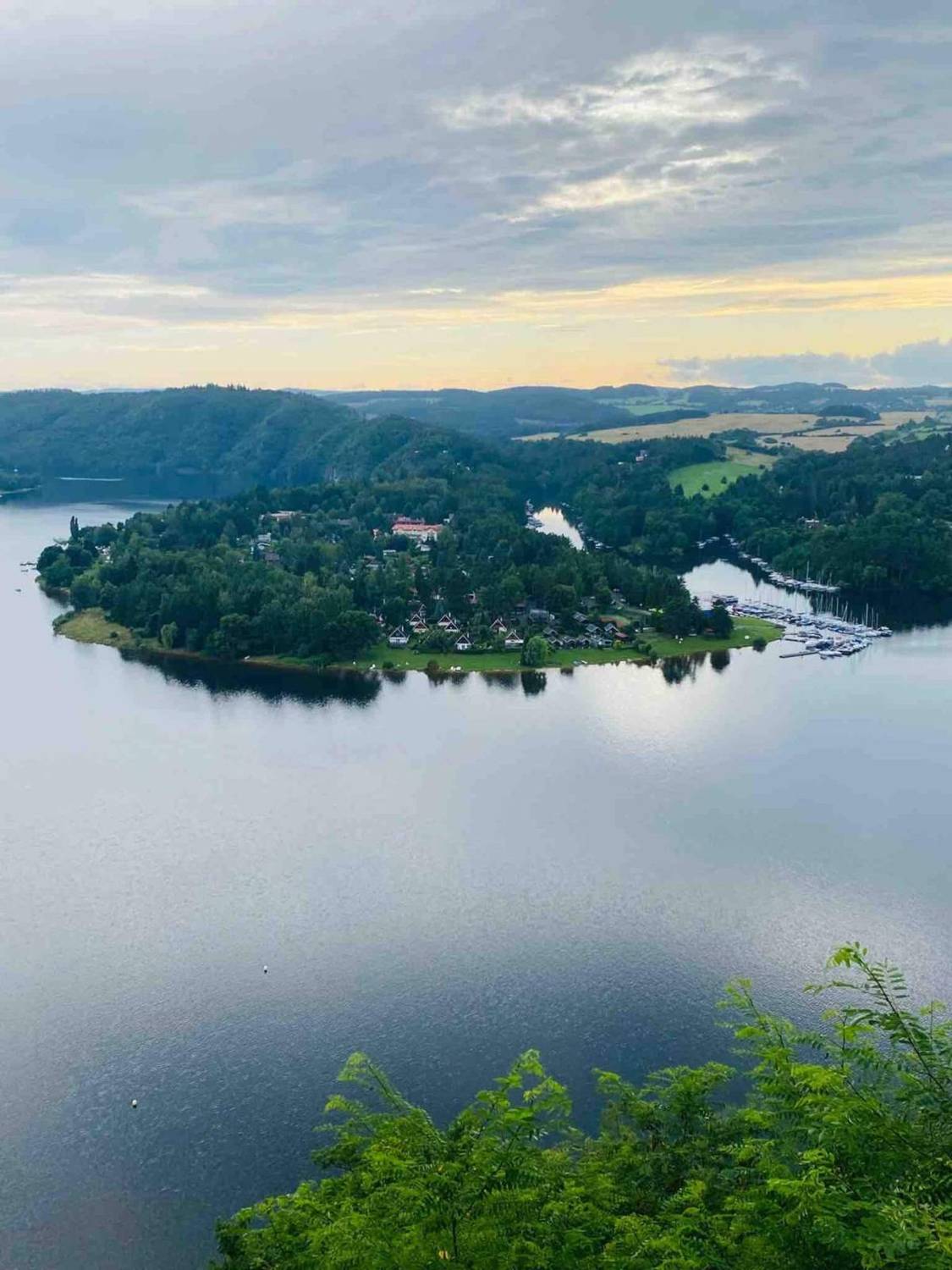 Vltava s ostrovem pod vyhlídkou, večerní nebe